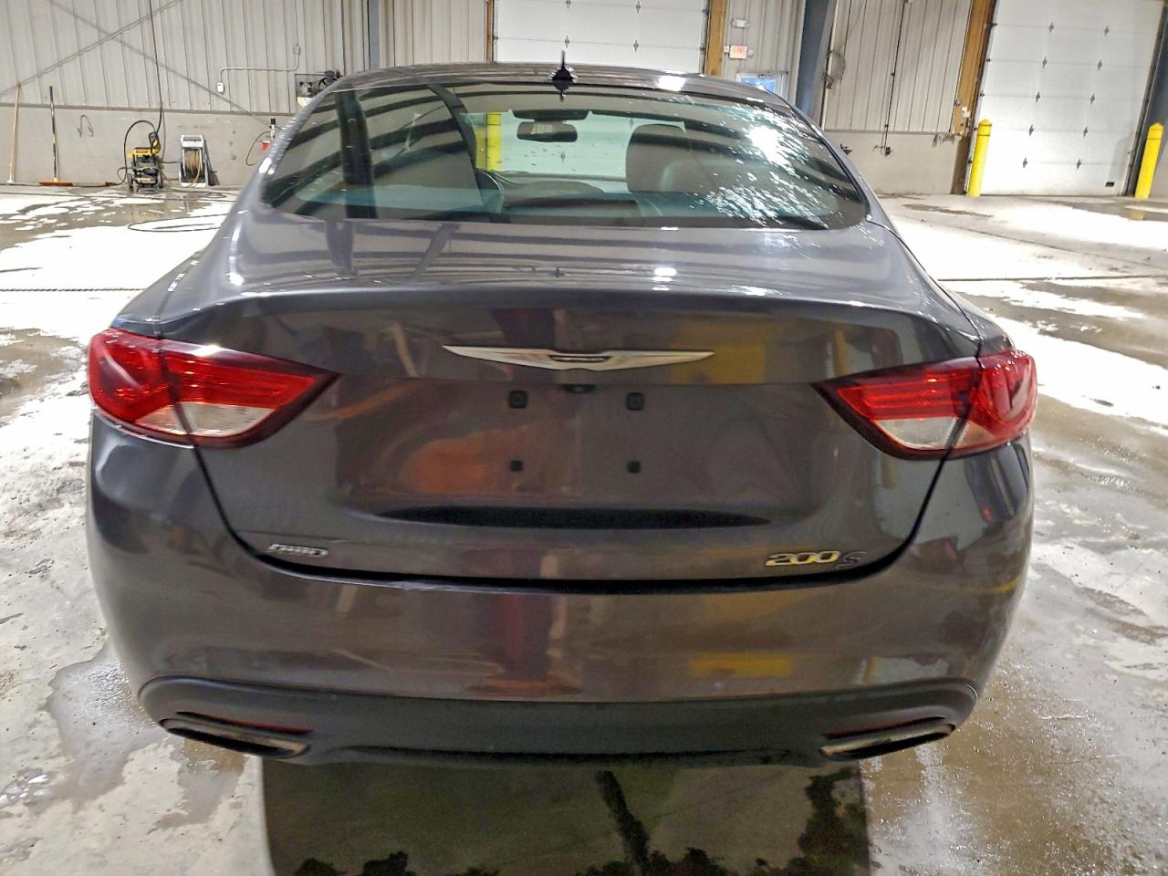 Chrysler 200 S Image 2