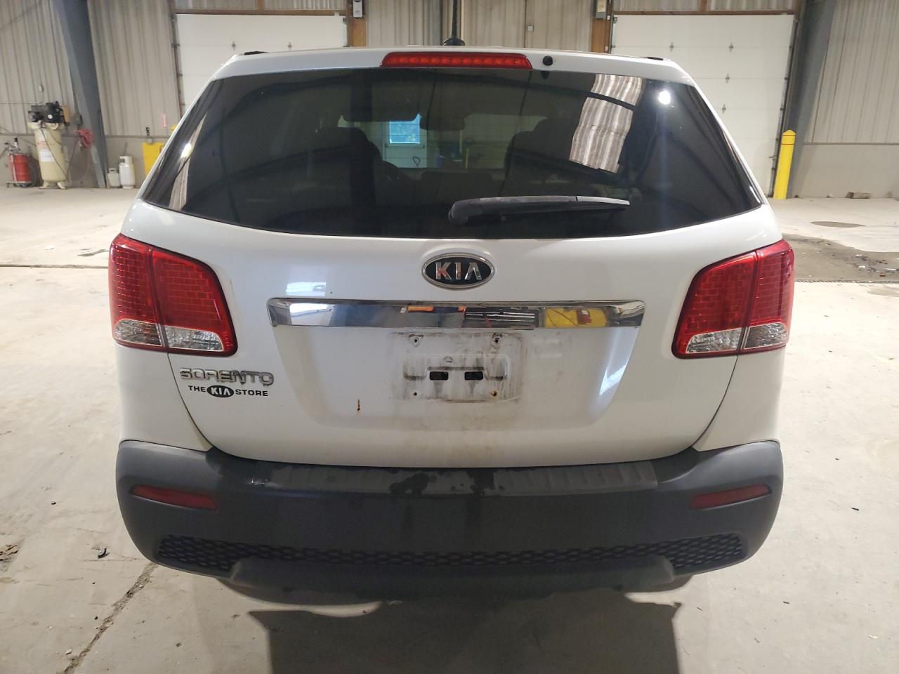 Kia Sorento Base Image 2